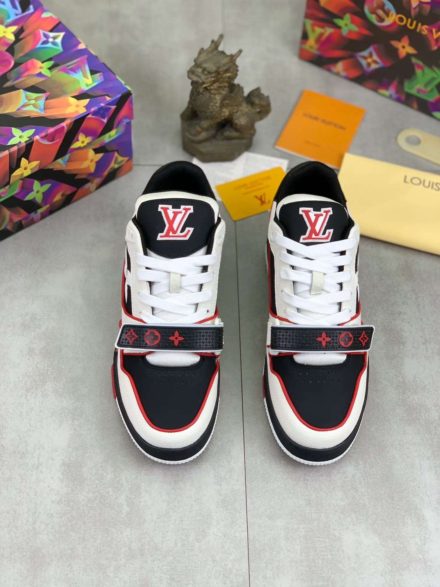 Men's shoes 💰P580 New style 💰💎💎Latest color High version 2025Louis*Vuitto* LV Traine Catwalk TRAINER outsole and fabric private model A shoe that definitely costs a lot of money and effort. This series was designed after the arrival of Vifgil. It is favored by many fans every season. Original TPU outsole Original packaging Men's size: 38-45 (46 can be customized) Color: 3️⃣ colors available (available from stock, super fast delivery)